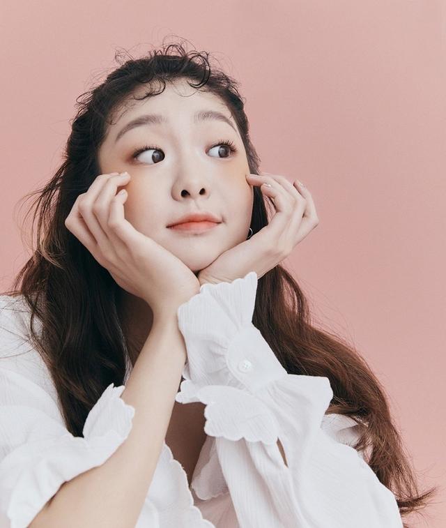 金多美最新写真,身穿白色娃娃领衬衫出镜,造型清纯甜