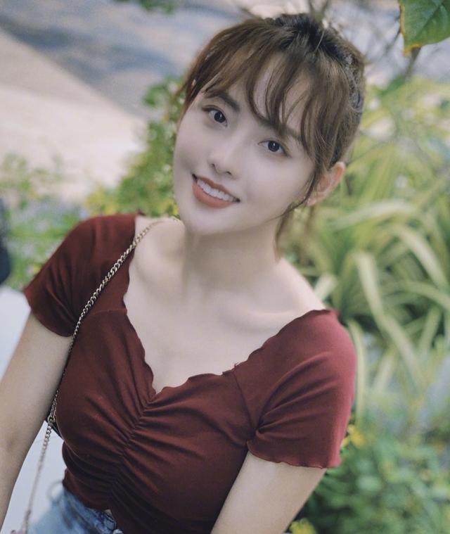 张嘉倪微博发鸡汤晒美图,无名指戒指抢眼,网友:春色如你