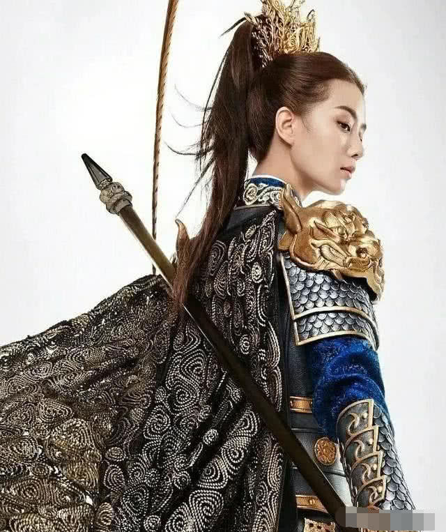 女星的将军造型有多飒?赵丽颖帅气,杨幂冷酷,看到热巴:恋爱了