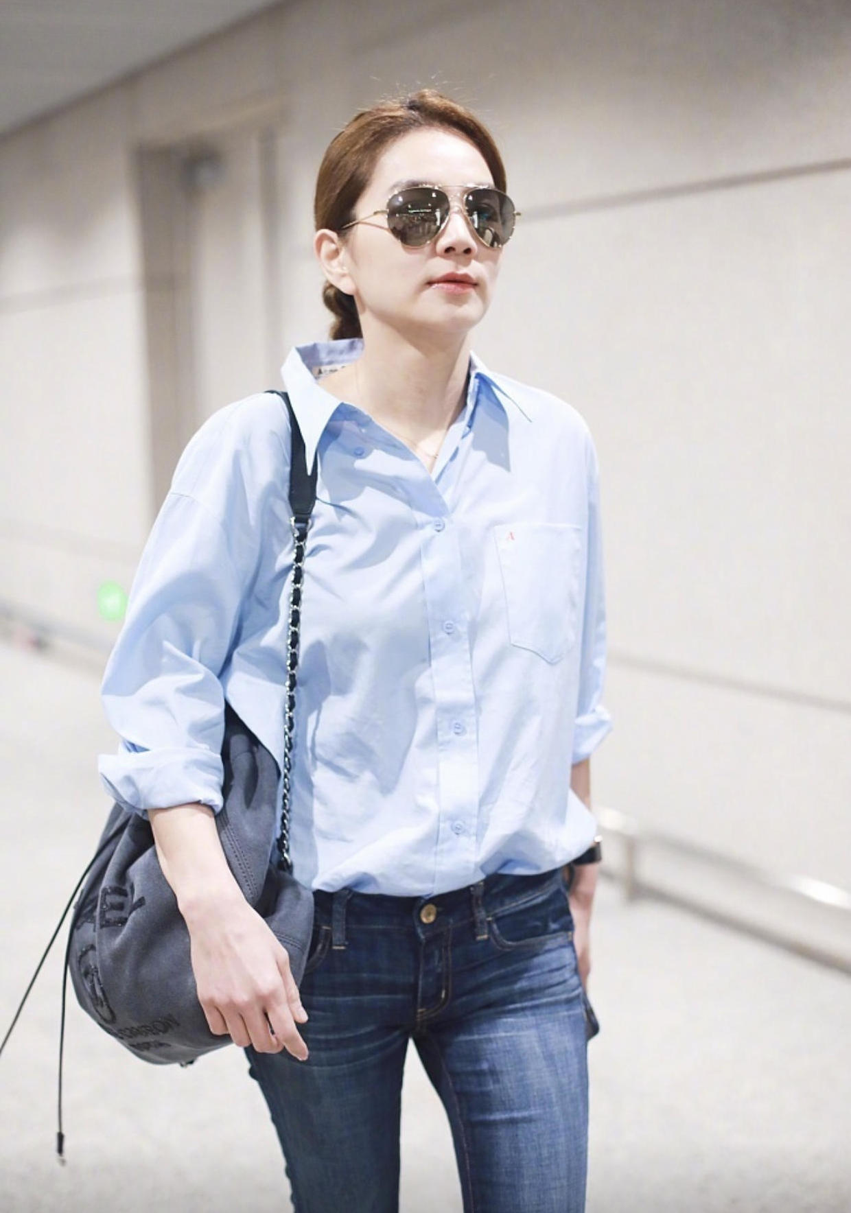 陈嘉桦越来越有女人味!蓝色衬衫搭配牛仔裤清爽简约,随性舒适