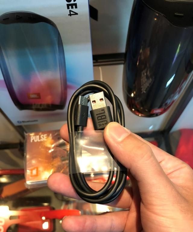 新的pulse4支持type-c充电充电也只需要3个钟头,充电孔电量指示灯