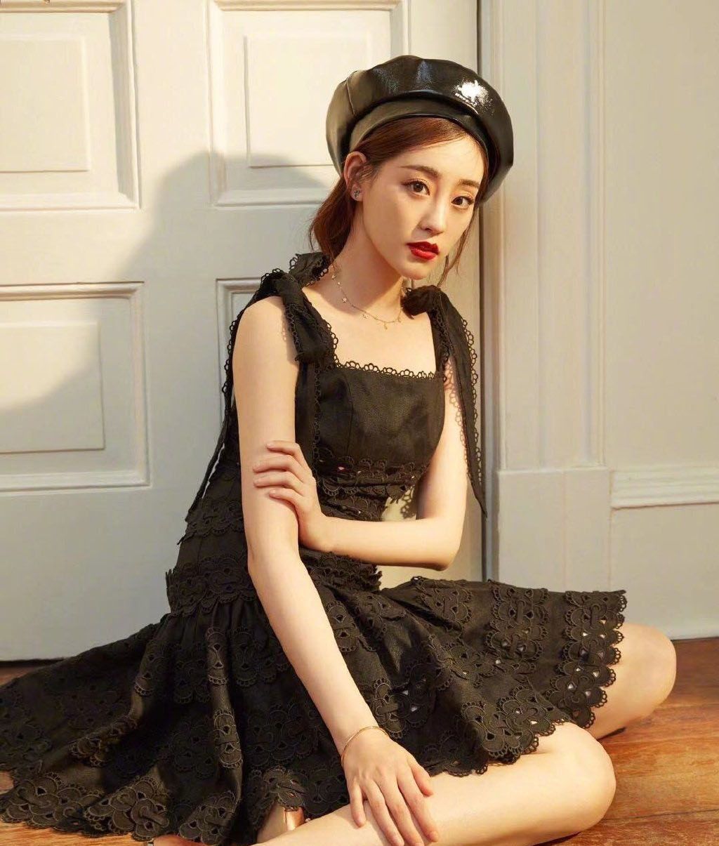 她曾因美貌上韩网热搜,今穿浅黄层叠裙出镜,温柔小姐姐既视感