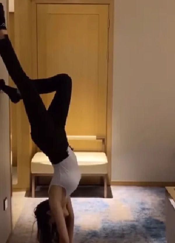 张天爱穿紧身背心健身,倒立关灯动作奔放,尽显完美身材曲线