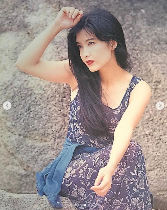 周慧敏妇女节晒旧照长发披肩美若天仙曾与自己同框比美