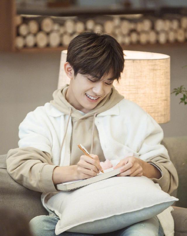 易烊千玺最新综艺照叠穿棕色卫衣搭破洞裤梨涡浅笑撩人