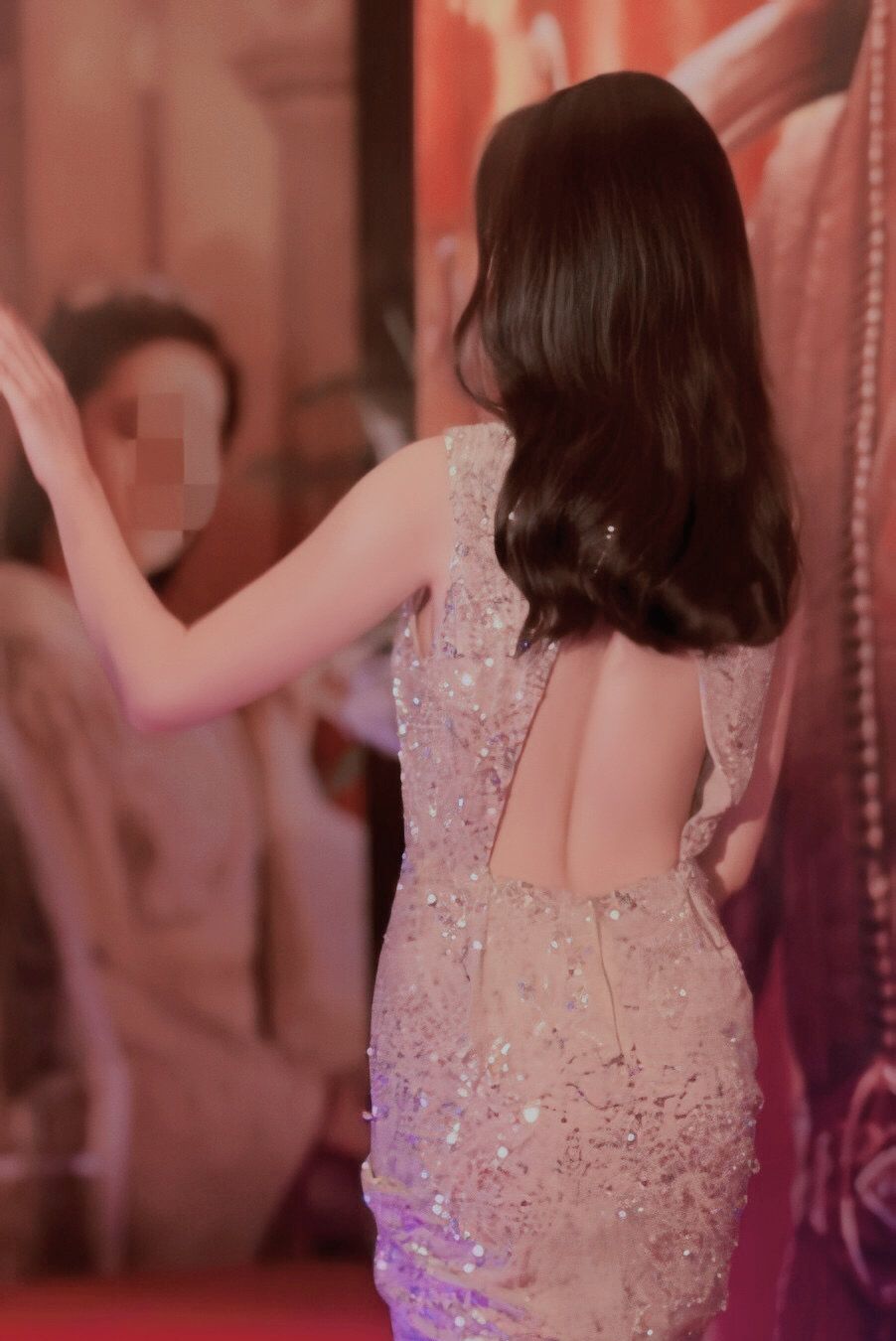 被刘亦菲的括号臀惊艳穿亮片大露背鱼尾裙