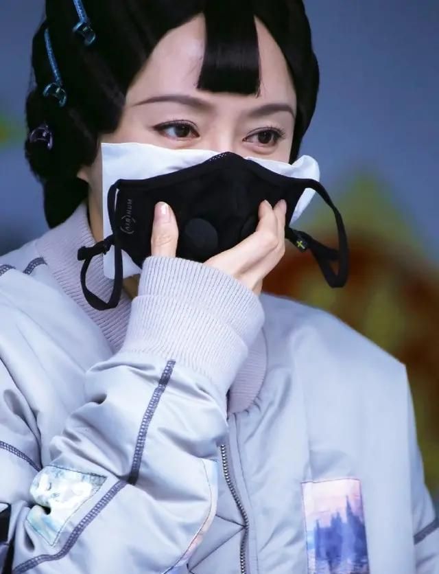 横店复工现状:秦岚口罩里塞纸,王一博乖乖戴上医用口罩