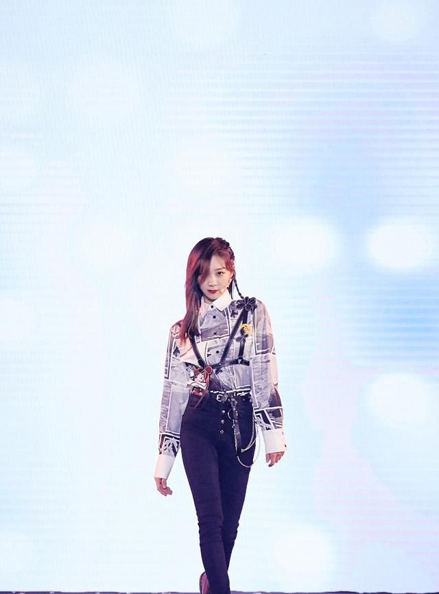 无缘火箭少女,今穿针织衫迷彩裤,秀长腿好帅气|火箭少女|李子璇|迷彩