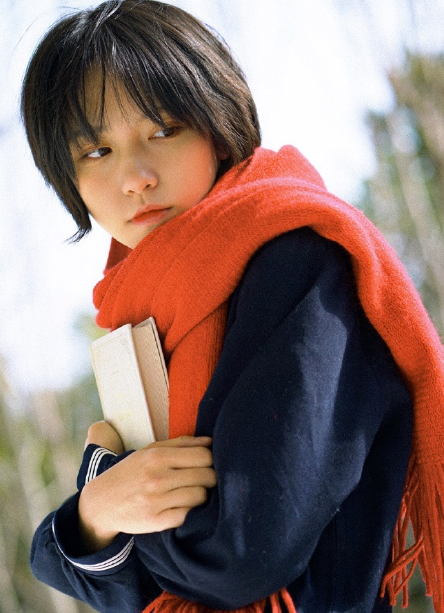 诸葛大力沙发上拍写真,当镜头扫到腿的一刻,确定25岁?