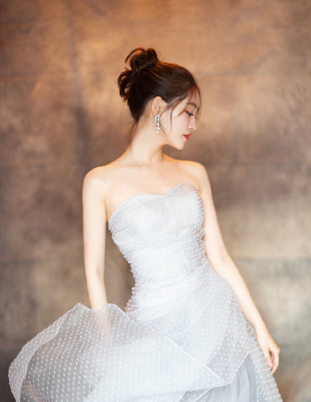 她曾因美貌上韩网热搜,今穿浅黄层叠裙出镜,温柔小姐姐既视感