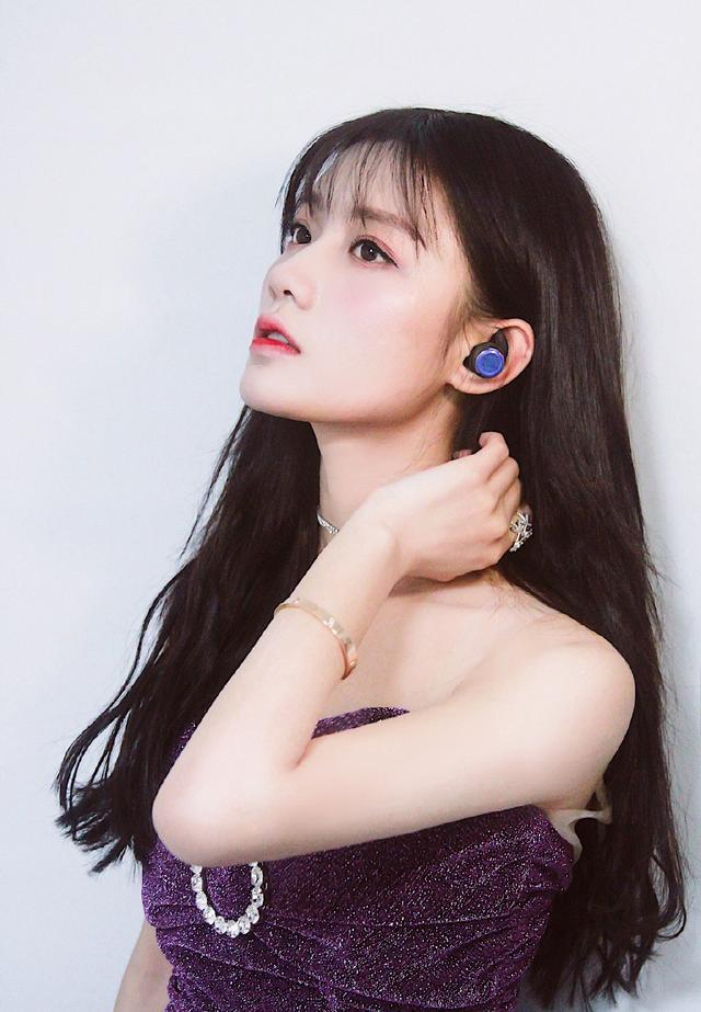 她被《创造101》淘汰,今穿闪光紫色装,戴蝴蝶结项链优雅迷人