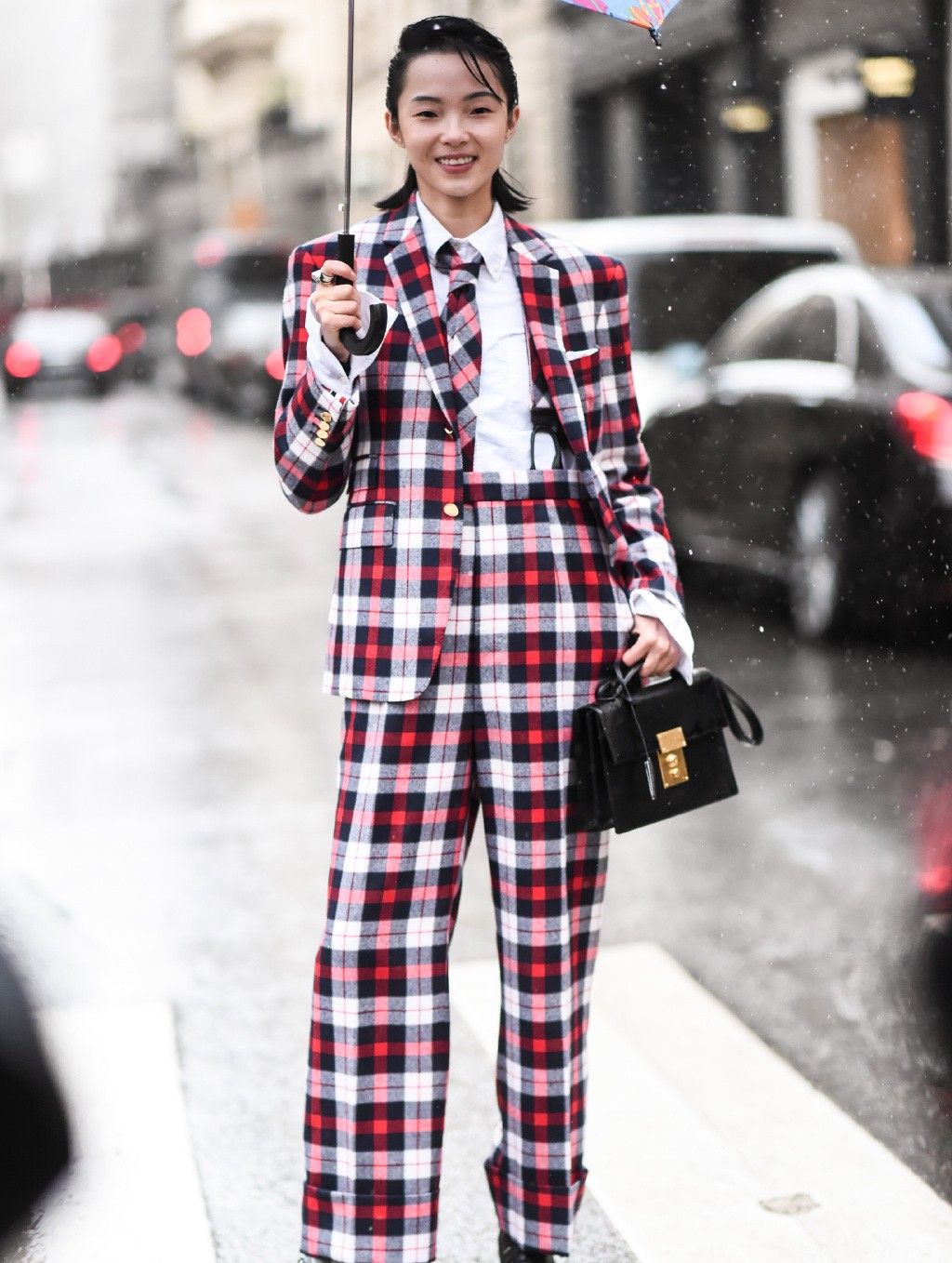 雎晓雯代言硬照,一身金色亮闪套装裙出镜