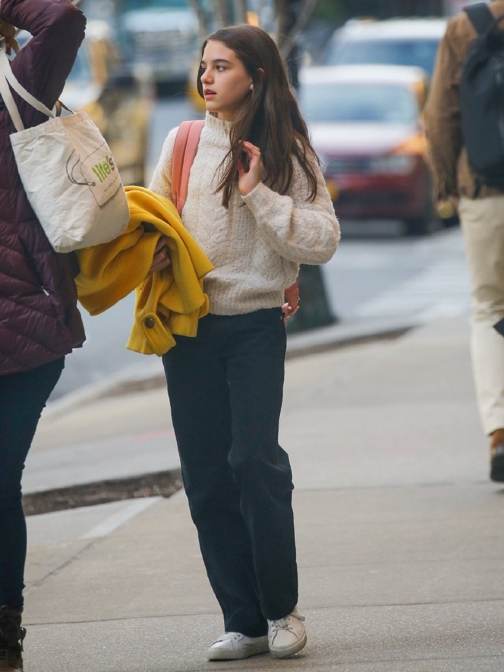 14岁"三公主"苏瑞·克鲁斯现身街头!一脸傲娇模样,笑容超可爱