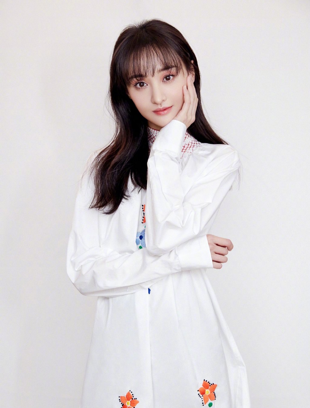 郑爽cos安娜公主,头戴闪耀钻石皇冠,一身丝绒礼服尽显高贵