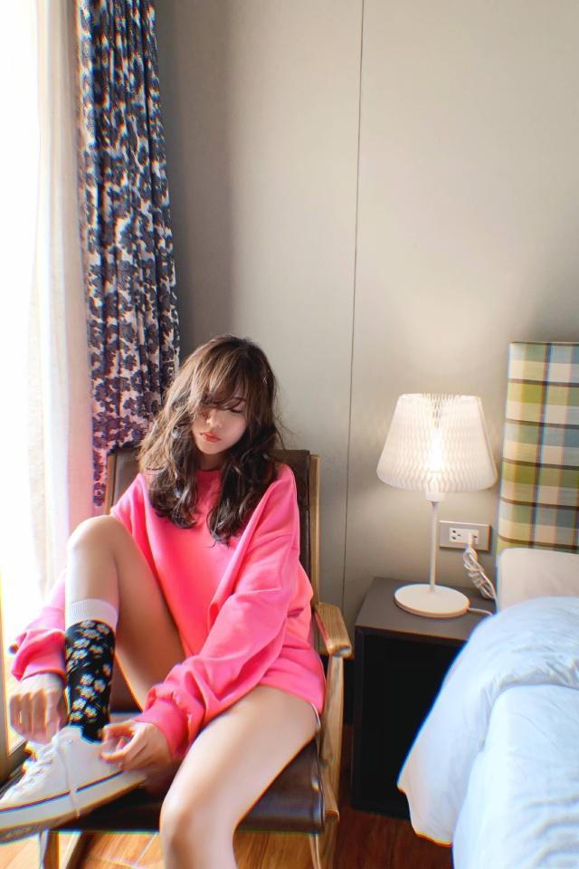 陈赫娇妻张子萱,人美身材也丰满,一袭小黑裙穿出"蜂腰"太招摇