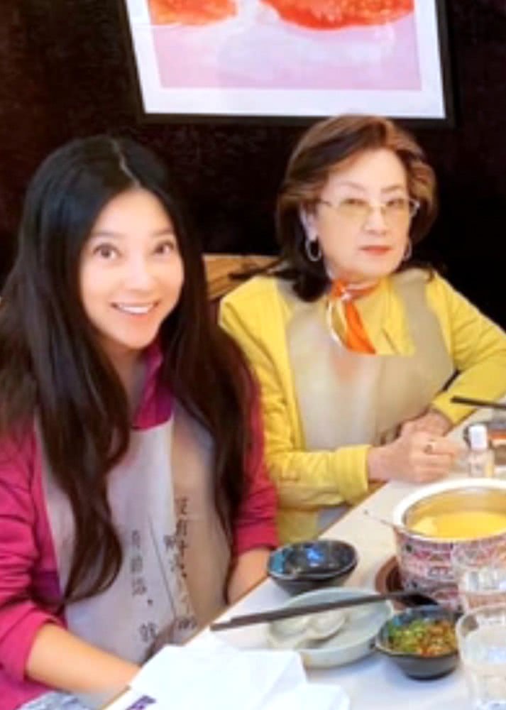 傅明宪陪父母庆祝结婚66周年86岁妈妈曾是当红女星美貌依旧