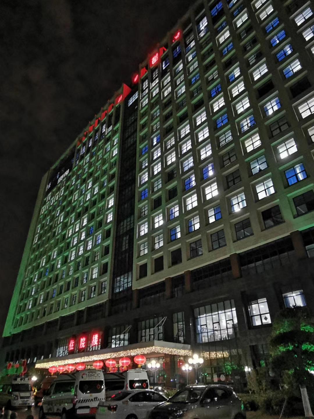 三周来,李文雅的生活彻底成了"两点一线",不是在医院的重症病房,就是