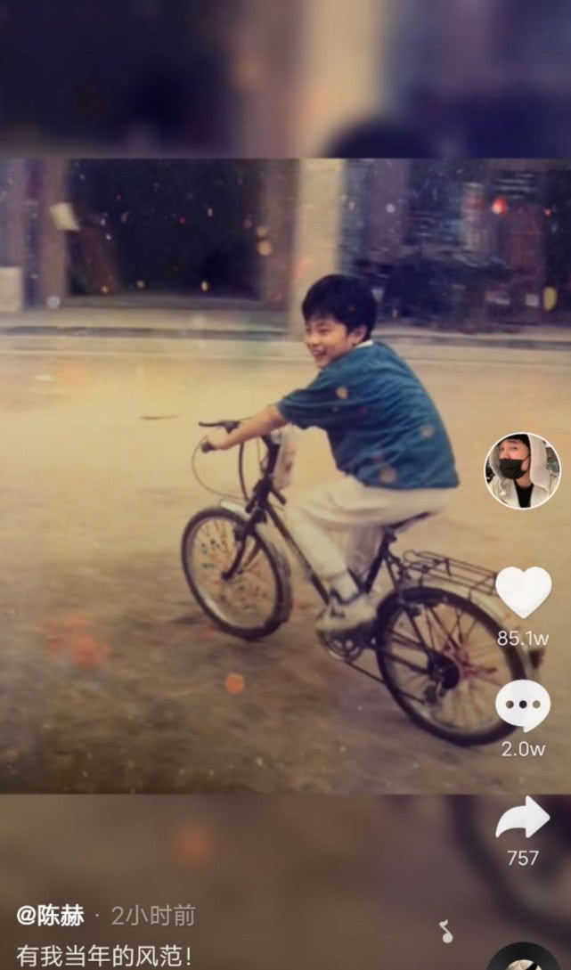 陈赫带女儿练习骑车,安安双手握把轻松转弯,与爸爸童年照太相像