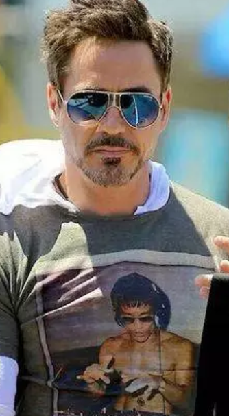 据悉,小罗伯特唐尼是李小龙的忠实粉丝,不管是在电影中还是在生活中