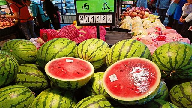 中国街头小贩拒绝卖给韩国游客西瓜,老板:这么多年就没这样卖过