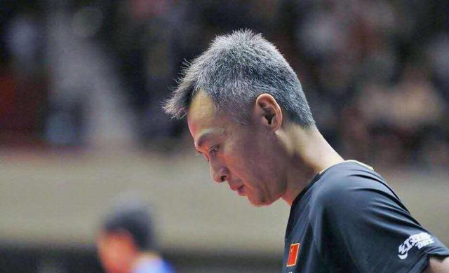 操碎了心樊振东夺冠后秦志戬依然不放松双鬓白发令人心疼