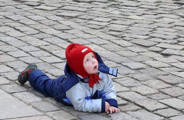 孩子摔倒哭着要抱,爸妈心疼的不得了,到底"扶不扶"还是大问题