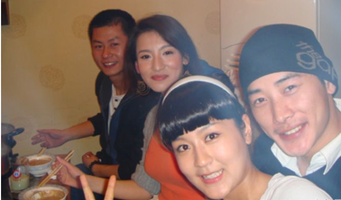 唐嫣老公念大学超活泼罗晋和同学吃饭爱拍照与朱亚文笑容甜