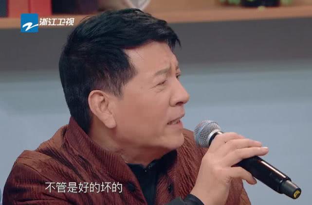 在聊天过程中,郑爽的父亲郑成华和关晓彤的父亲关少曾谈起了女儿"