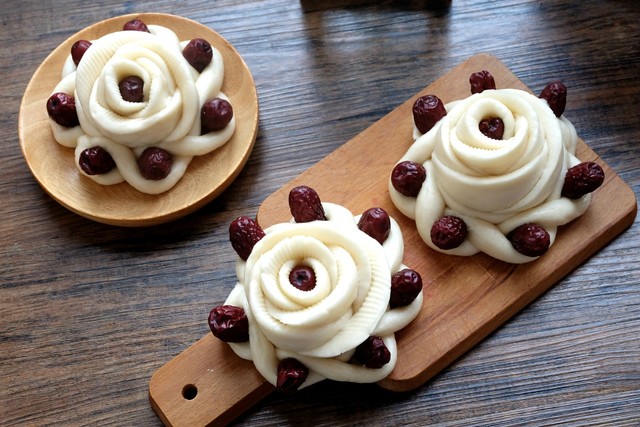 面粉别再只蒸馒头了配点红枣做花馍好吃又好看做法很简单