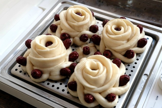 步骤22:枣花馍蒸好了,白白胖胖,枣香味浓,样子好看口感好,这样的花