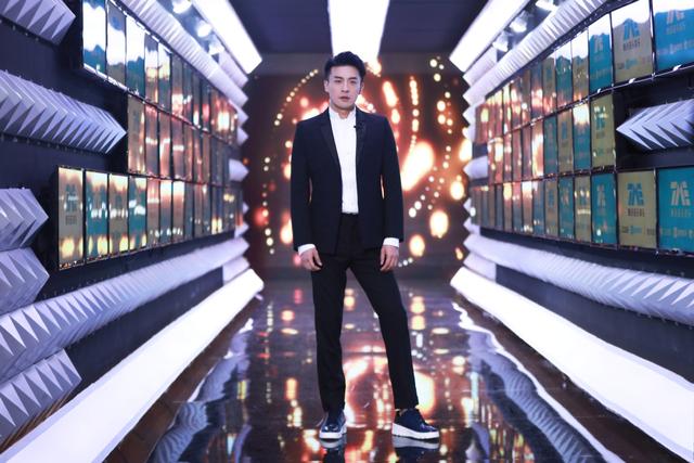 吕子乔这气场绝了穿豹纹衬衫配玫红色西装霸气搞怪