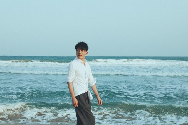 吕子乔这气场绝了穿豹纹衬衫配玫红色西装霸气搞怪