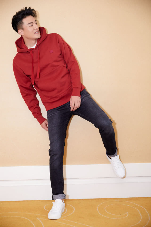 吕子乔这气场绝了,穿豹纹衬衫配玫红色西装,霸气搞怪