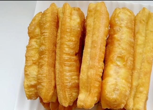 炸油条,传统老配方不用鸡蛋不用酵母,让您找回小时候的味道
