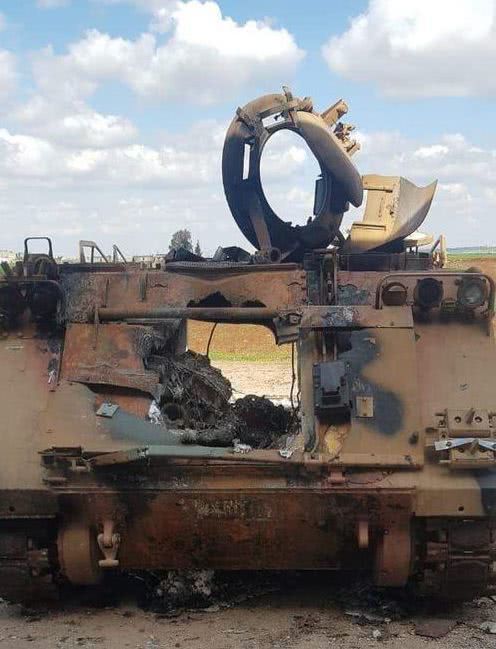 土耳其一辆装甲车被叙利亚军队打爆,至少炸死5人,画面十分惨烈