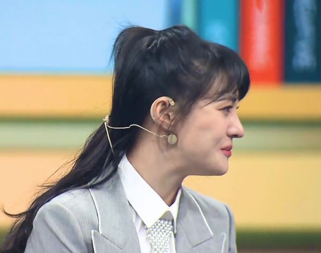 关晓彤与郑爽同台两人同穿校服镜头凑近谁更显腿长一目了然