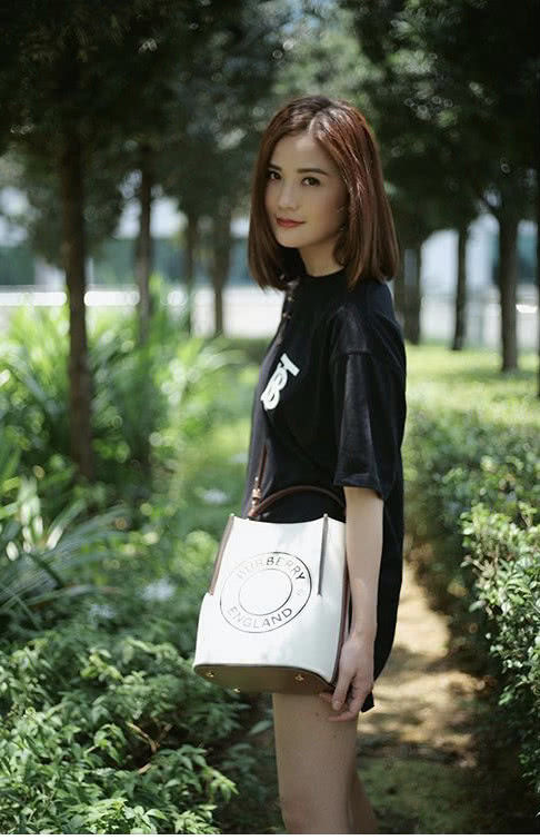 37岁阿sa穿短裤摆拍少女感十足,忍笑失败笑靥如花