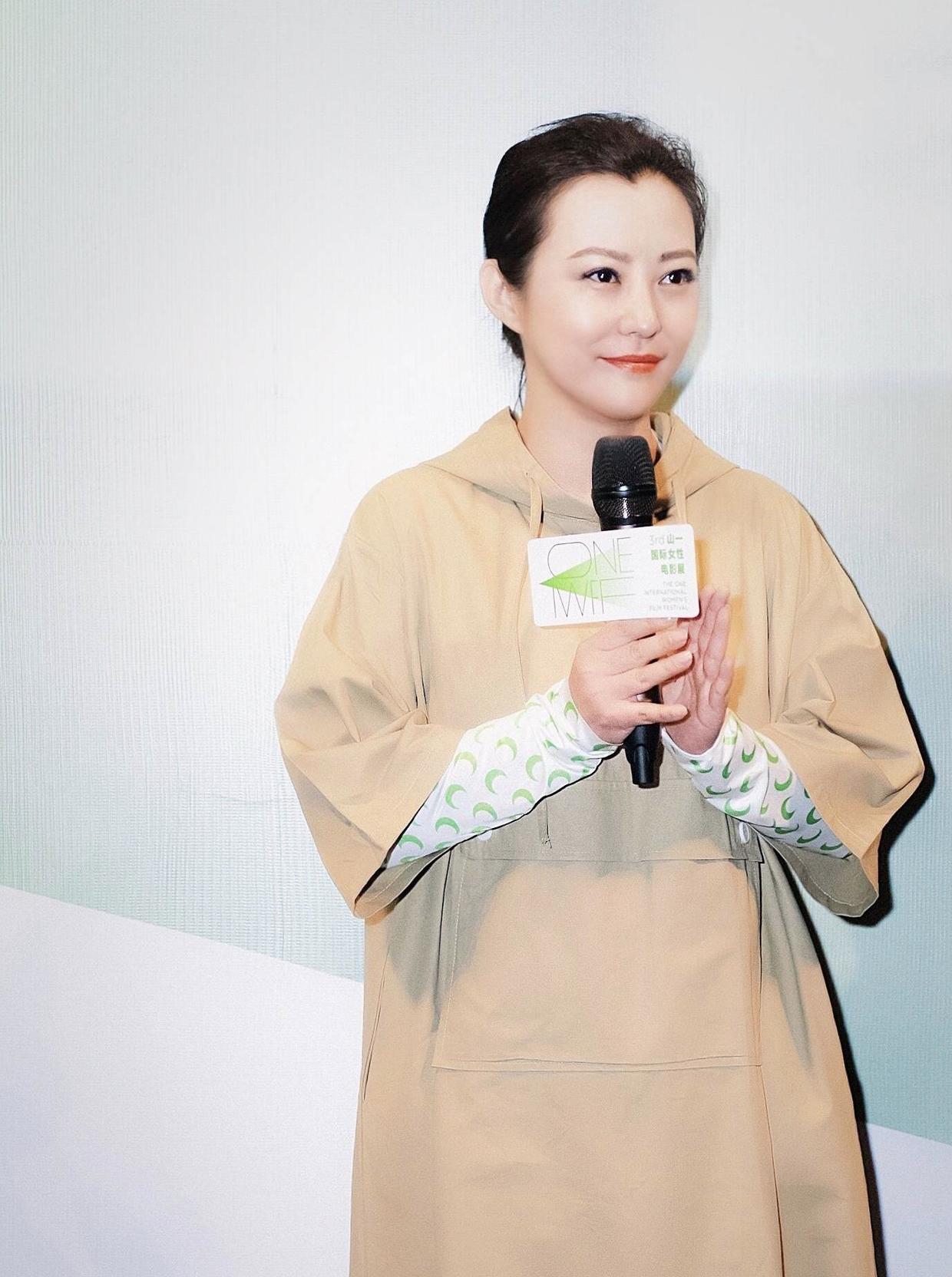 郝蕾微胖身材"贵妇"范十足,穿印花连衣裙减龄时髦,美不胜收