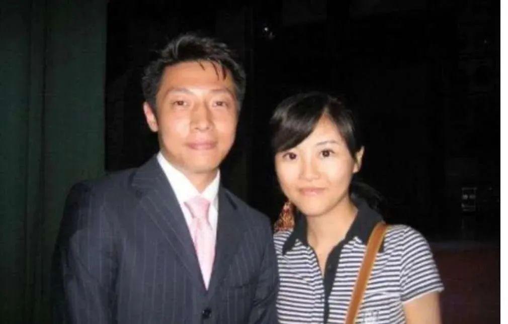 曾经的蒋静是中国网络小姐的冠军,他和撒贝宁相识于校园联谊会,两人