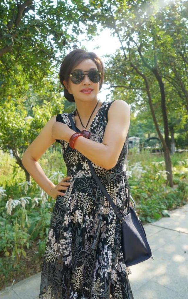 67岁刘晓庆终于服老穿大妈裙公园遛狗效果却出奇好