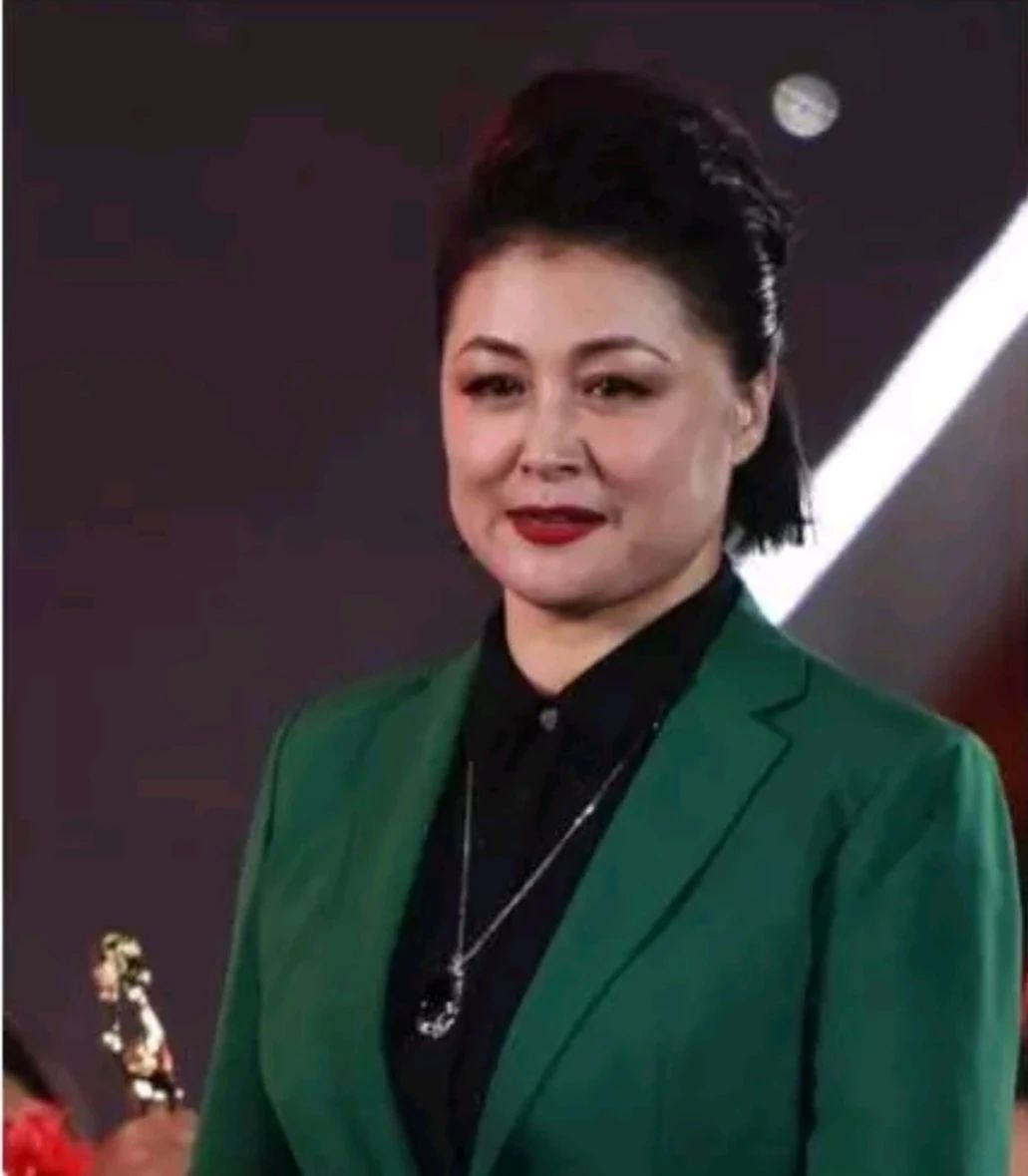 49岁于月仙越来越富态,西装难掩傲人上围,锥子脸却有些突兀