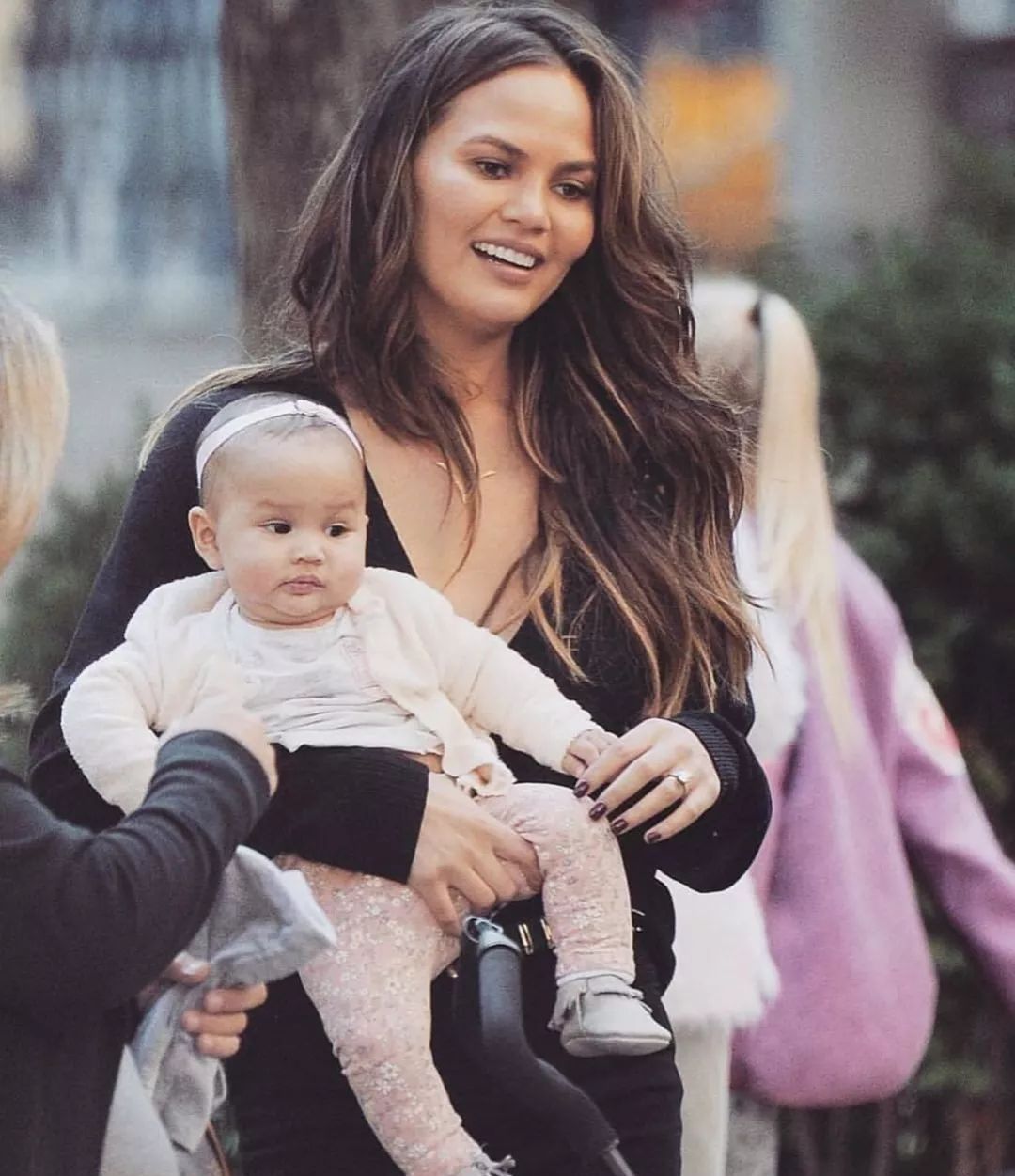 欧美女星抱娃上街经典穿搭,贝嫂利落干练,卡戴珊皮夹克最帅气!