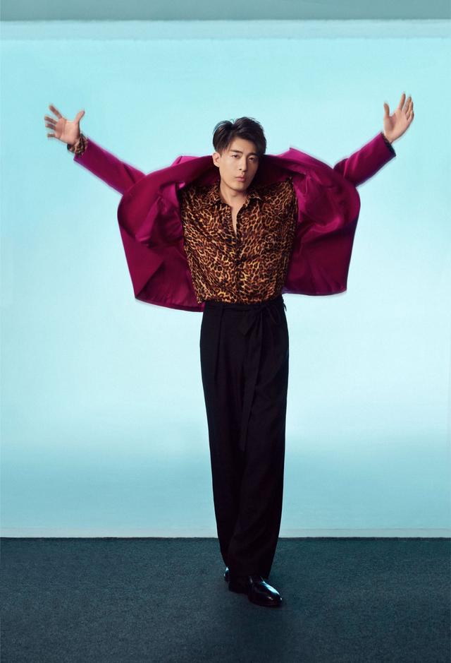 吕子乔这气场绝了穿豹纹衬衫配玫红色西装霸气搞怪