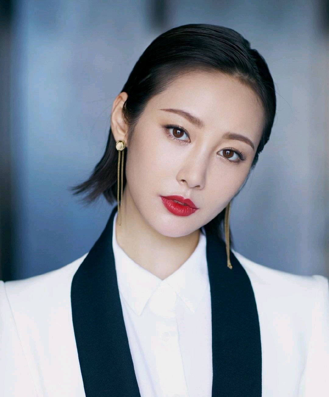 李纯的衣品很不错,身穿白色西装配干练的短发造型