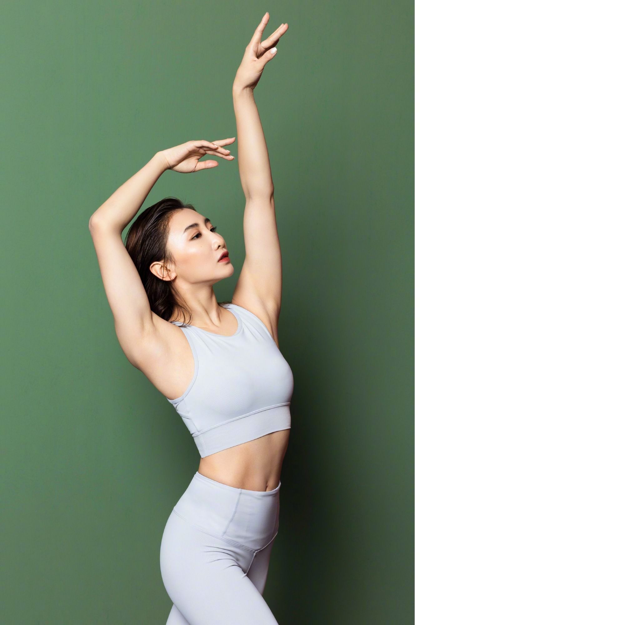 服了何雯娜挺十月孕肚拍婚纱照还有如此身段老公看着比她还壮