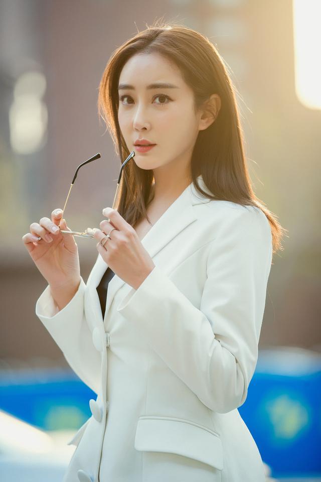 严宽妻子杜若溪脸越来越尖被质疑又整容,写真照表情凶狠太吓人