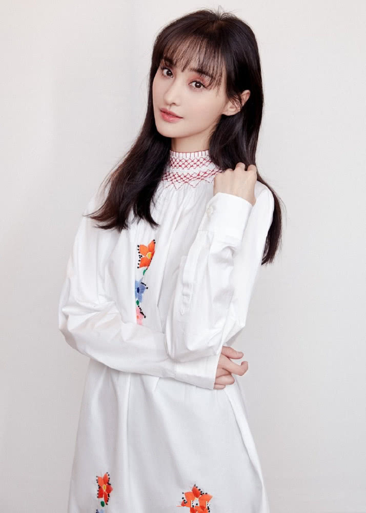 郑爽终于放大招上王牌cos安娜公主丝绒裙衬托黄金腰臀比