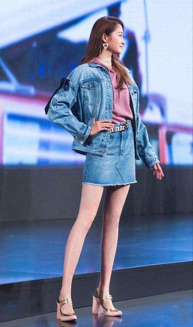 同样是细长腿,郑爽林允儿腿瘦不直很吓人,关晓彤这腿简直了