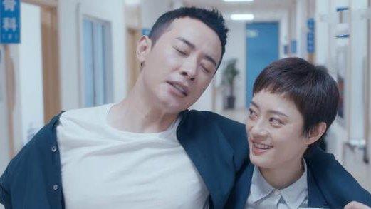 "房似锦"高能装扮太惊人!参加相亲大出风头,妖里妖气也成女神