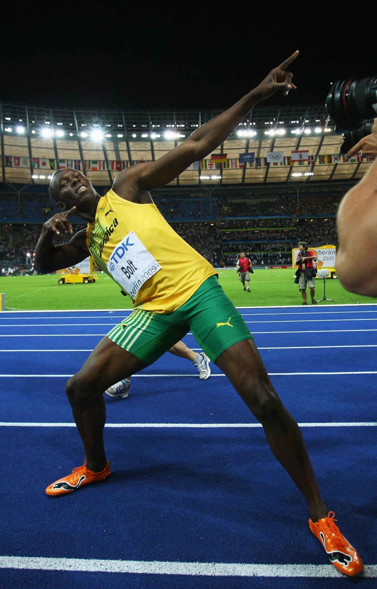 八块腹肌今犹在博尔特退役三年身材仍完美东京奥运将有人接班